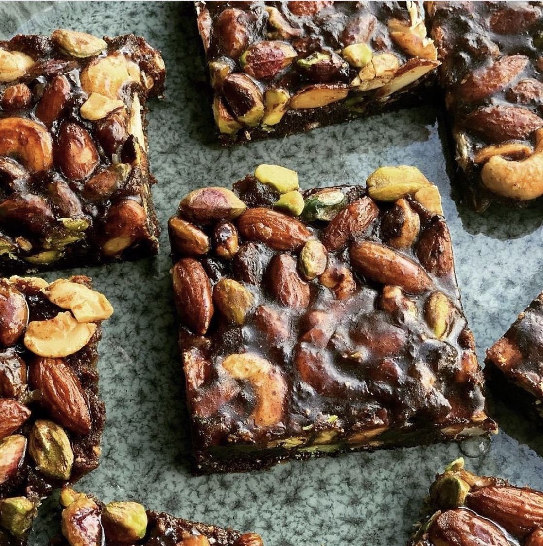 Nussschnitten mit ganzen Mandeln, Cashews und Pistazien